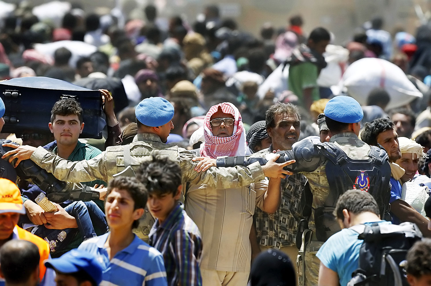 Török katonák próbálják feltartóztatni a Szíriából érkező menekülteket Sanliurfa tartományban