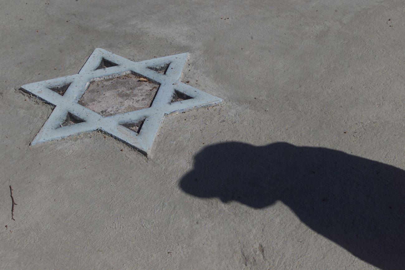 Árnyék a iasi-i zsidó temetőben. A diktatúra végéig folytak az ügyletek