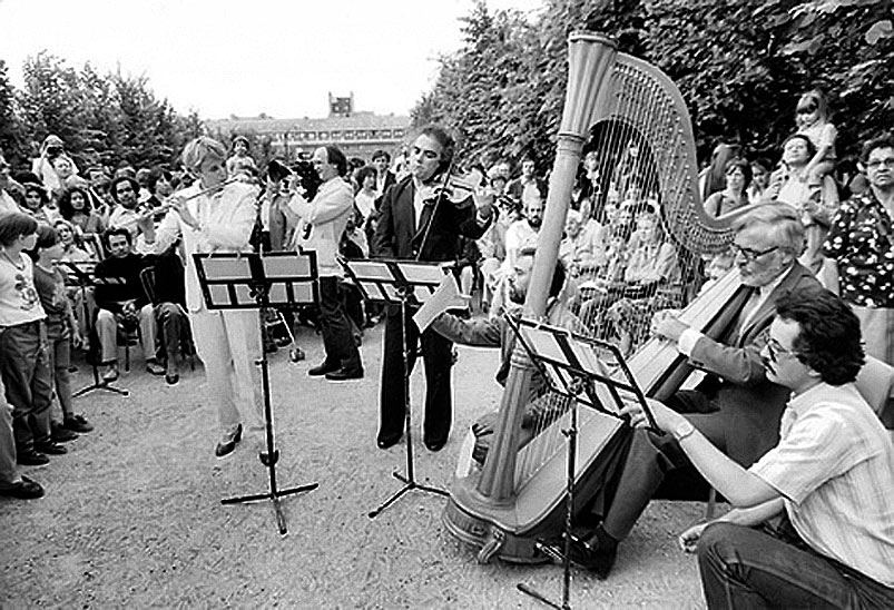 A Zene Ünnepét 1982-ben Franciaországban rendezték meg először. Maurice Fleuret francia zenetudós ötletét, hogy a nyár első napját zenével köszöntsék, az akkori francia kulturális miniszter, Jack Lang karolta fel. Klaszszikus zene szólt 1982. június 