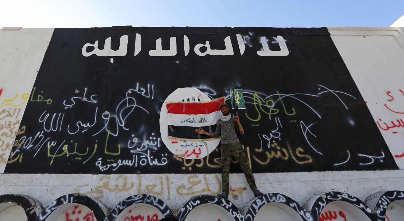 Az Iszlám állam teleszórja a logójával az elfoglalt iraki és szÍriai városok falait