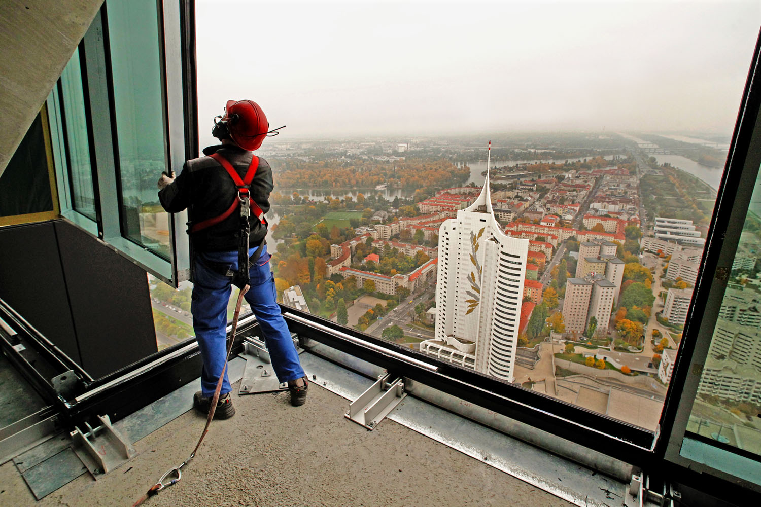 Építőmunkás Bécsben. Az osztrák és a külföldi munkavállalók megkülönböztetését tiltja az uniós jog