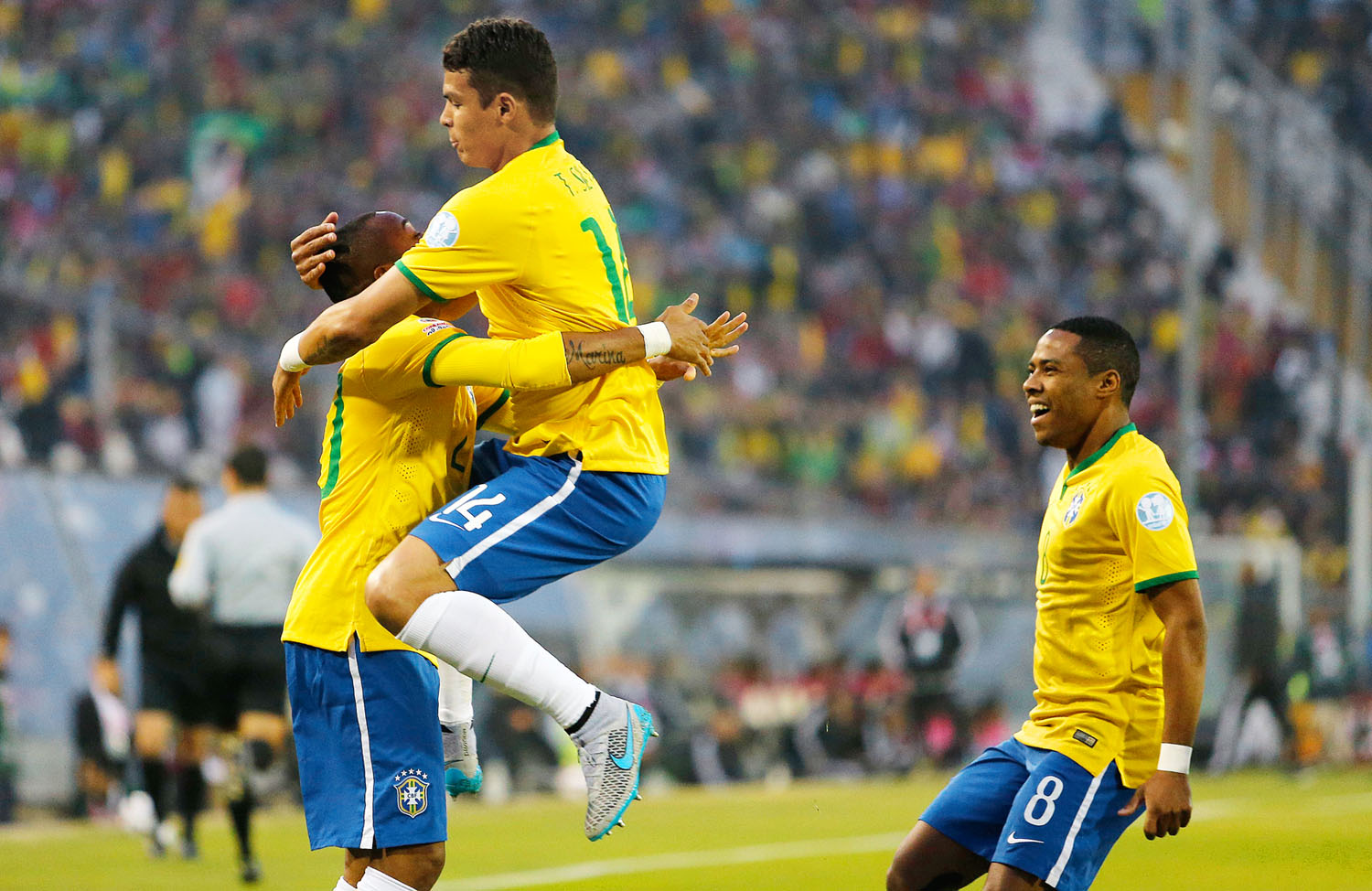 A mezőny két legjobbja, Robinho és Thiago Silva az első brazil gól után