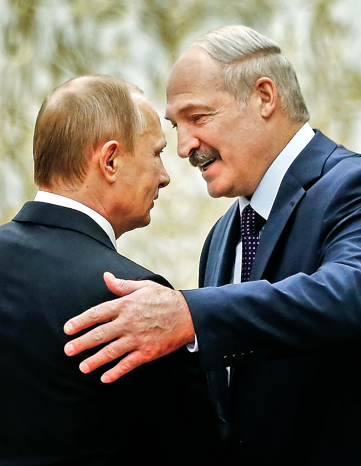 Lukasenko (jobbra) Minszkben fogadja Putyin orosz elnököt