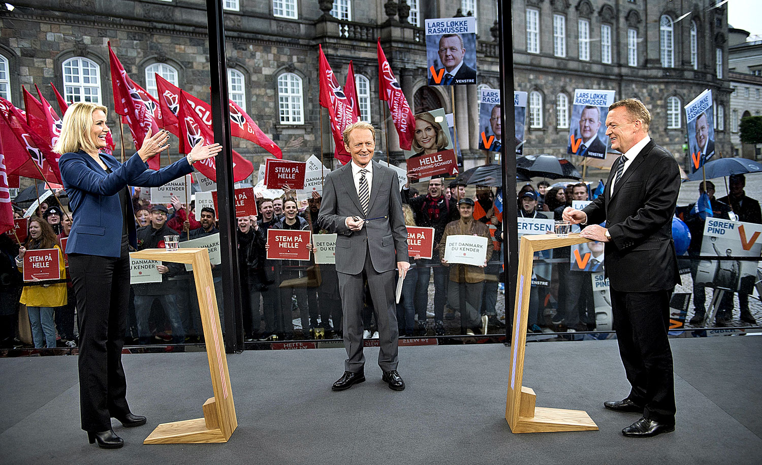 Helle Thorning-Schmidt és Lars Rasmussen a parlament előtt rendezett tévévitán 