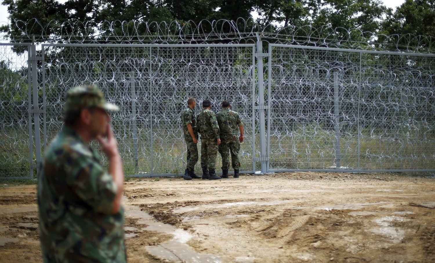 Bolgár katonák a török határon húzódó kerítésnél