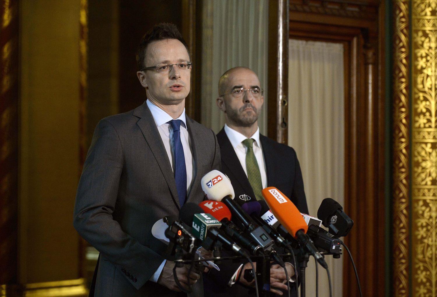 Szijjártó Péter külügyminiszter és Kovács Zoltán kormányszóvivő bejelentik az új vasfüggönyt