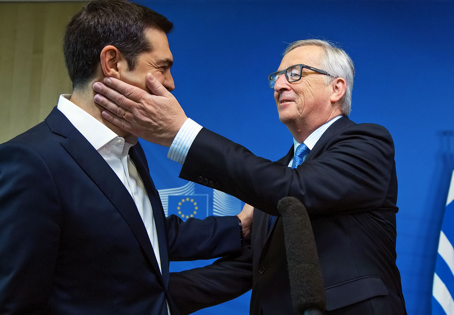 Ciprasz görög kormányfő (balra) és Juncker európai bizottsági elnök a hétfői EU-csúcson