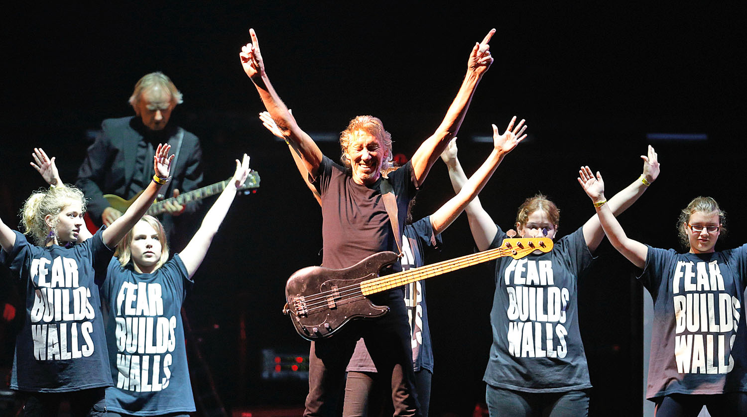A félelem építi a falakat – hirdetik a pólók a Pink Floyd-os Roger Waters koncertjén