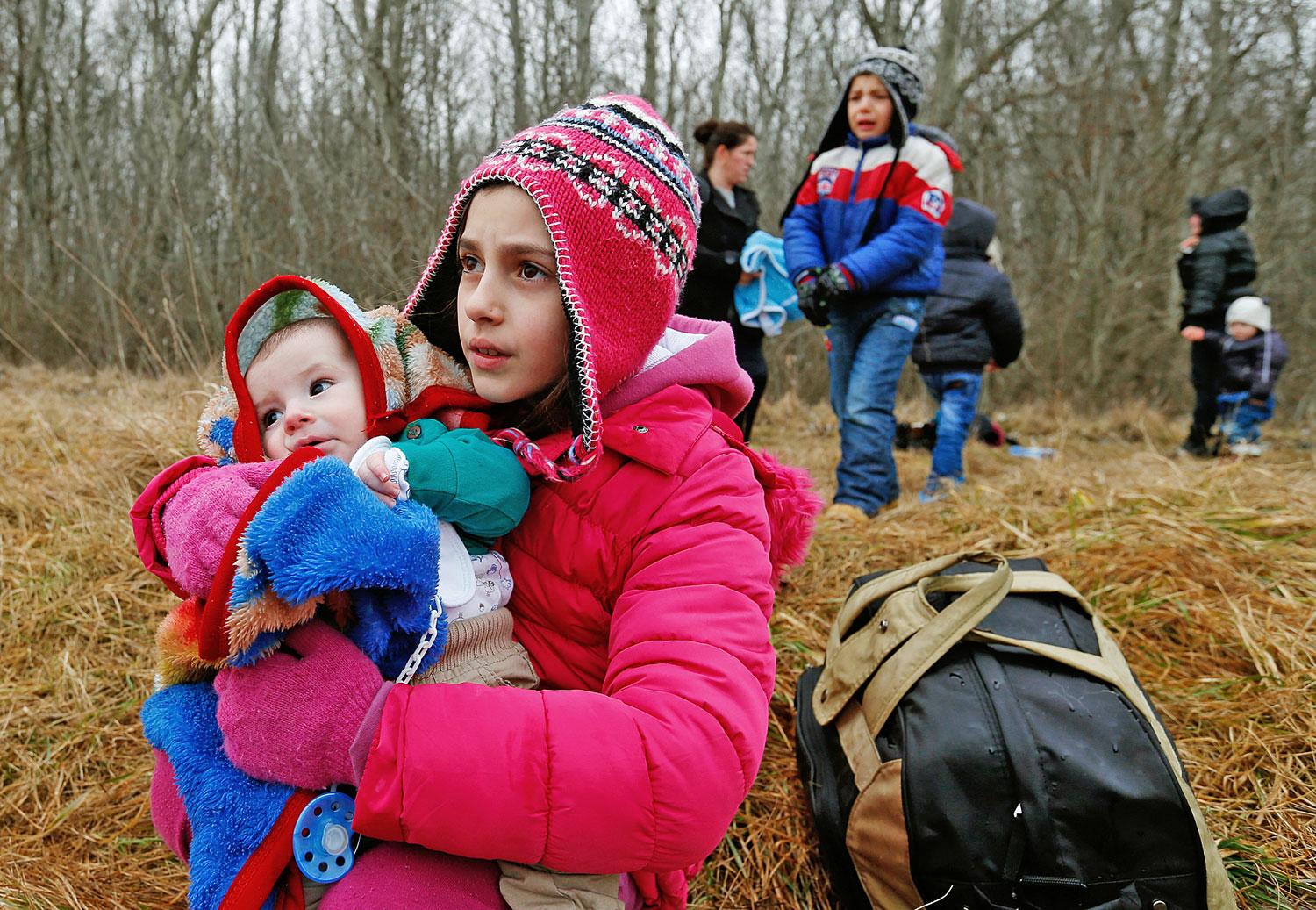 Koszovói gyerekek februárban Ásotthalom mellett a határnál. A határon túl, a biztonságon innen
