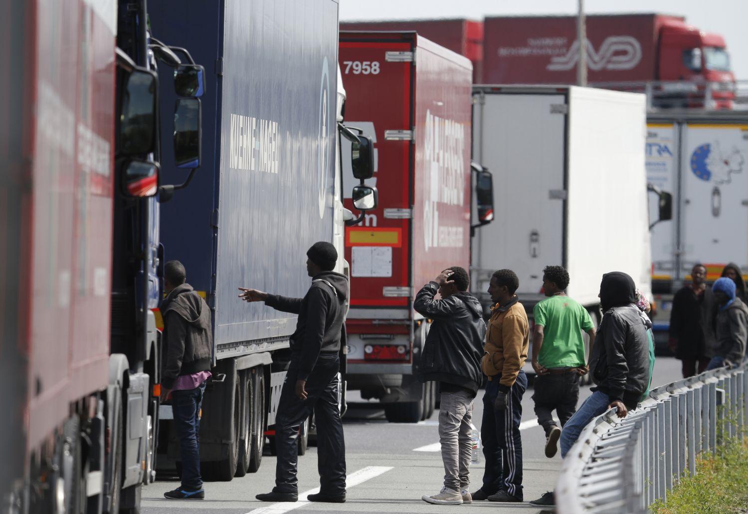 Menekültek gyülekeznek a dugóban álló kamionoknál az Alagút előtt Calais-nál