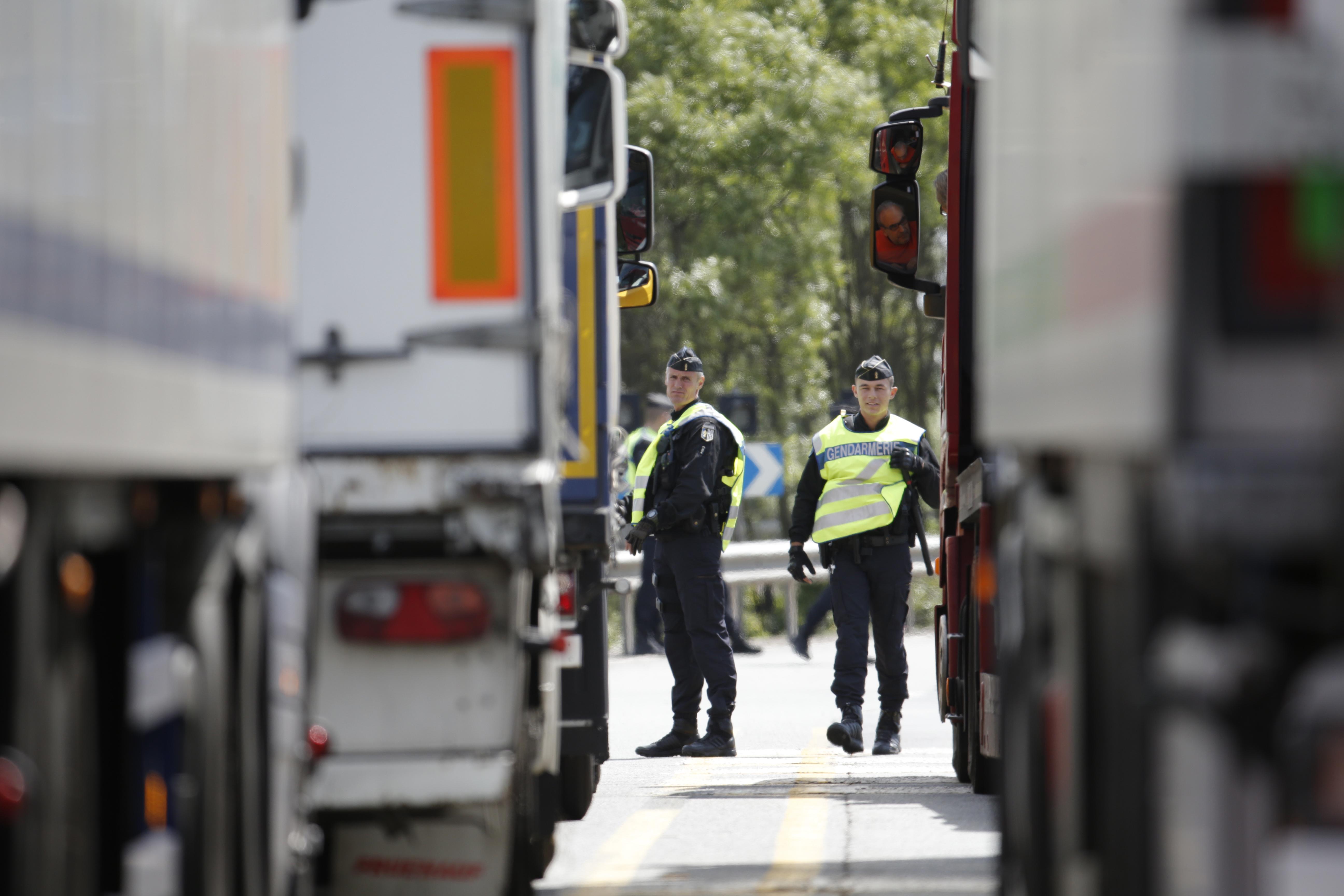 Hiába járőröznek a francia csendőrök, így is sokan szöknek fel a Nagy-Britanniába tartó kamionokra