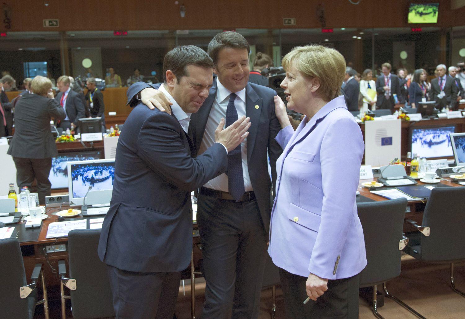 Alekszisz Ciprasz görög és Matteo Renzi olasz miniszterelnök, valamint  Angela Merkel német kancellár