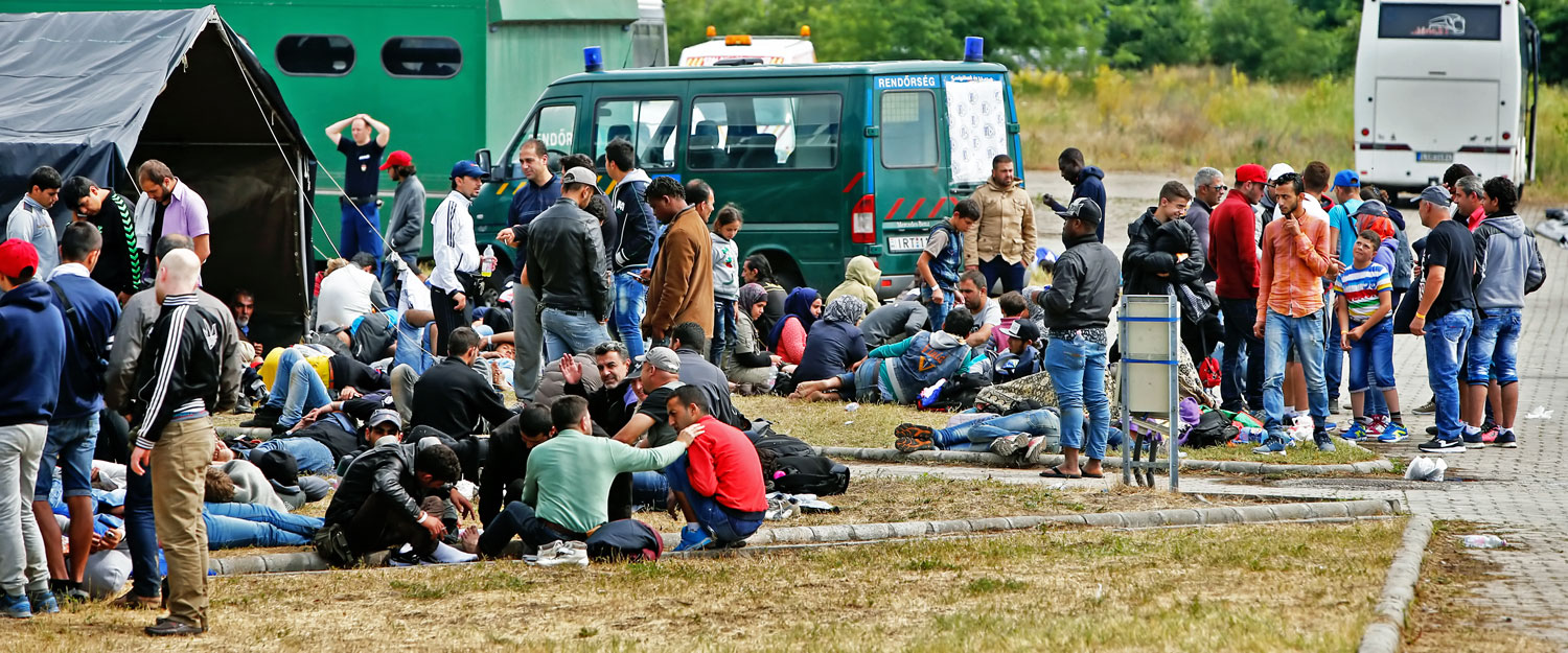 Gyűjtőtábor Röszkénél, ahol szerb és magyar határőr együtt próbál gátat vetni az illegális migrációnak