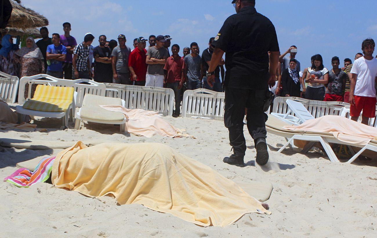 Letakart holttestek a tengerparton a pénteki merénylet után