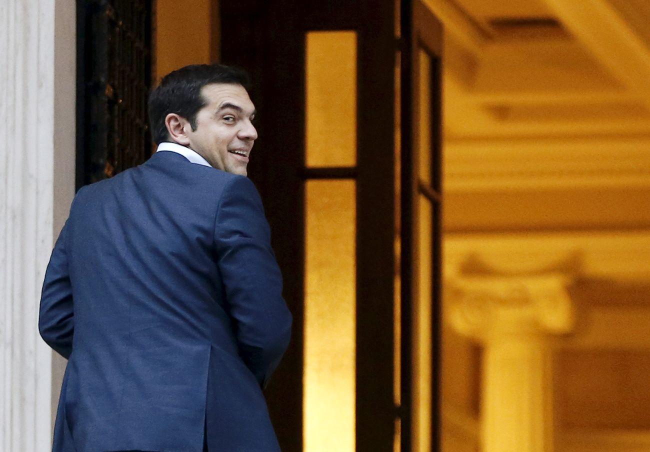 Ciprasz pénteken Athénban a miniszterelnöki hivatal előtt. A száműzetésre semmi esély