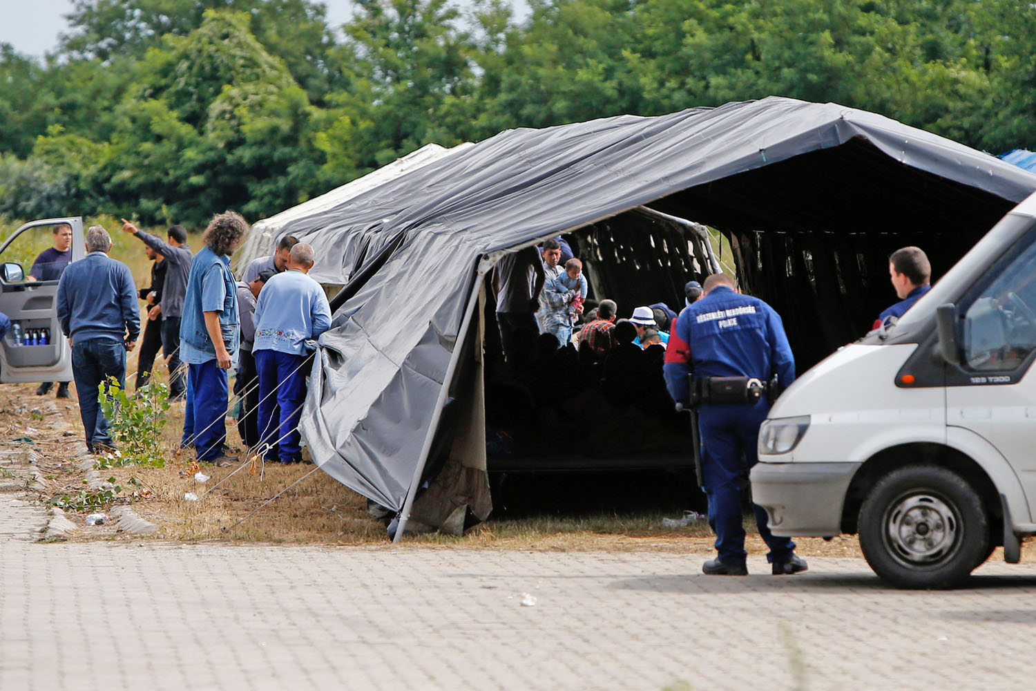 A röszkei határnál sátrakban helyezik el a menekülteket, amíg tovább nem viszik őket a befogadóállomásokra