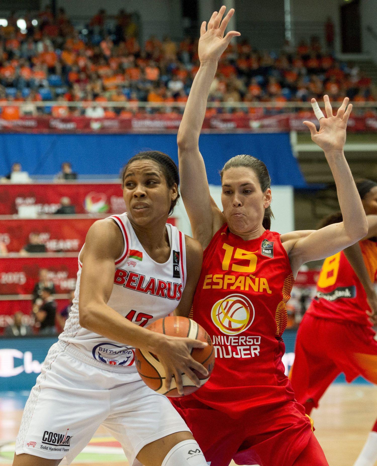 A fehérorosz Lindsey Harding (b) és a spanyol Anna Cruz a női kosárlabda Európa-bajnokság 3. helyéért vívott Spanyolország - Fehéroroszország mérkőzésen a budapesti Syma Rendezvény és Kongresszusi Központban 