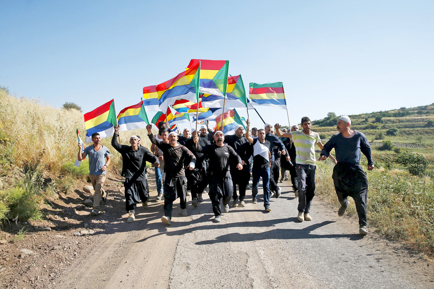Drúz zászlók alatt vonuló menet az izraeli határnál