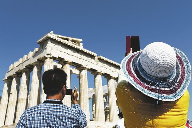 Turisták Athénban. Az ideutazó külföldiek semmiben sem szenvednek hiányt