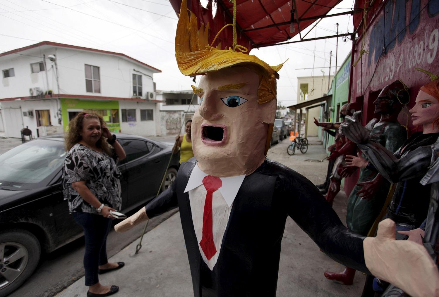 A republikánus elnökjelöltből Mexikóban piñata-t készítettek, amit szétvertek.