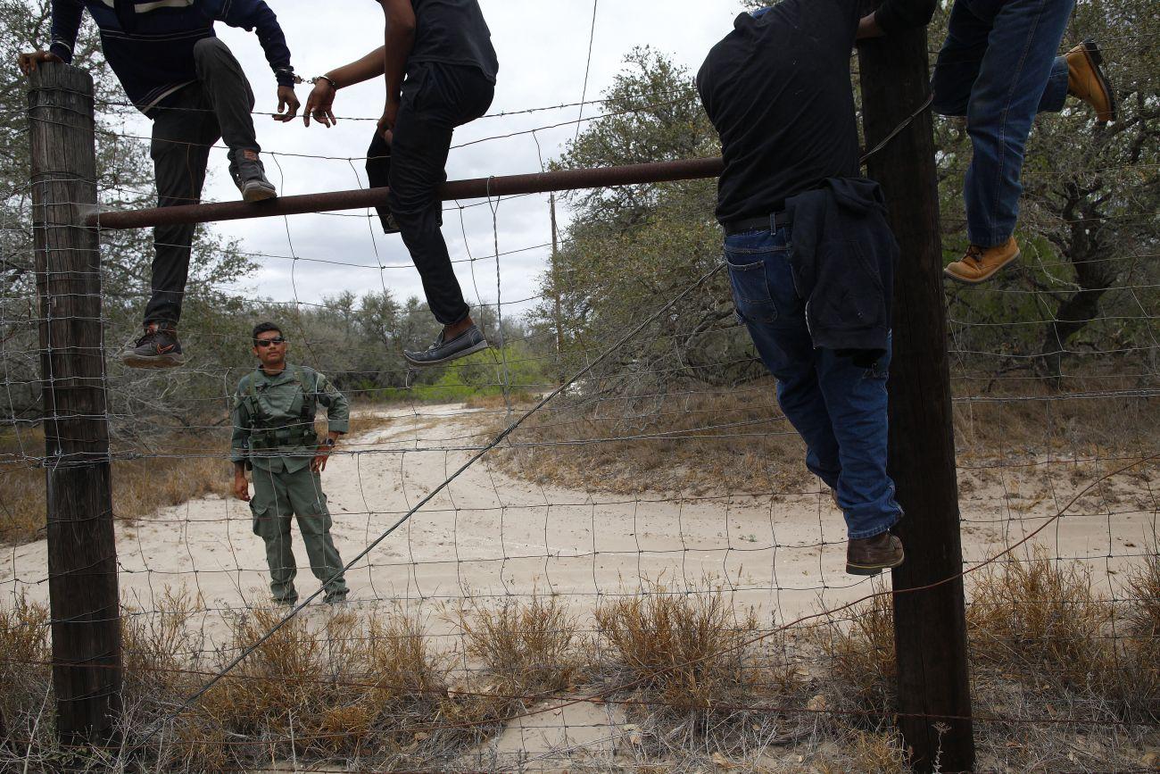 Illegális határátlépőket kapcsolnak le az amerikai–mexikói határon. Évi ötszáz halott