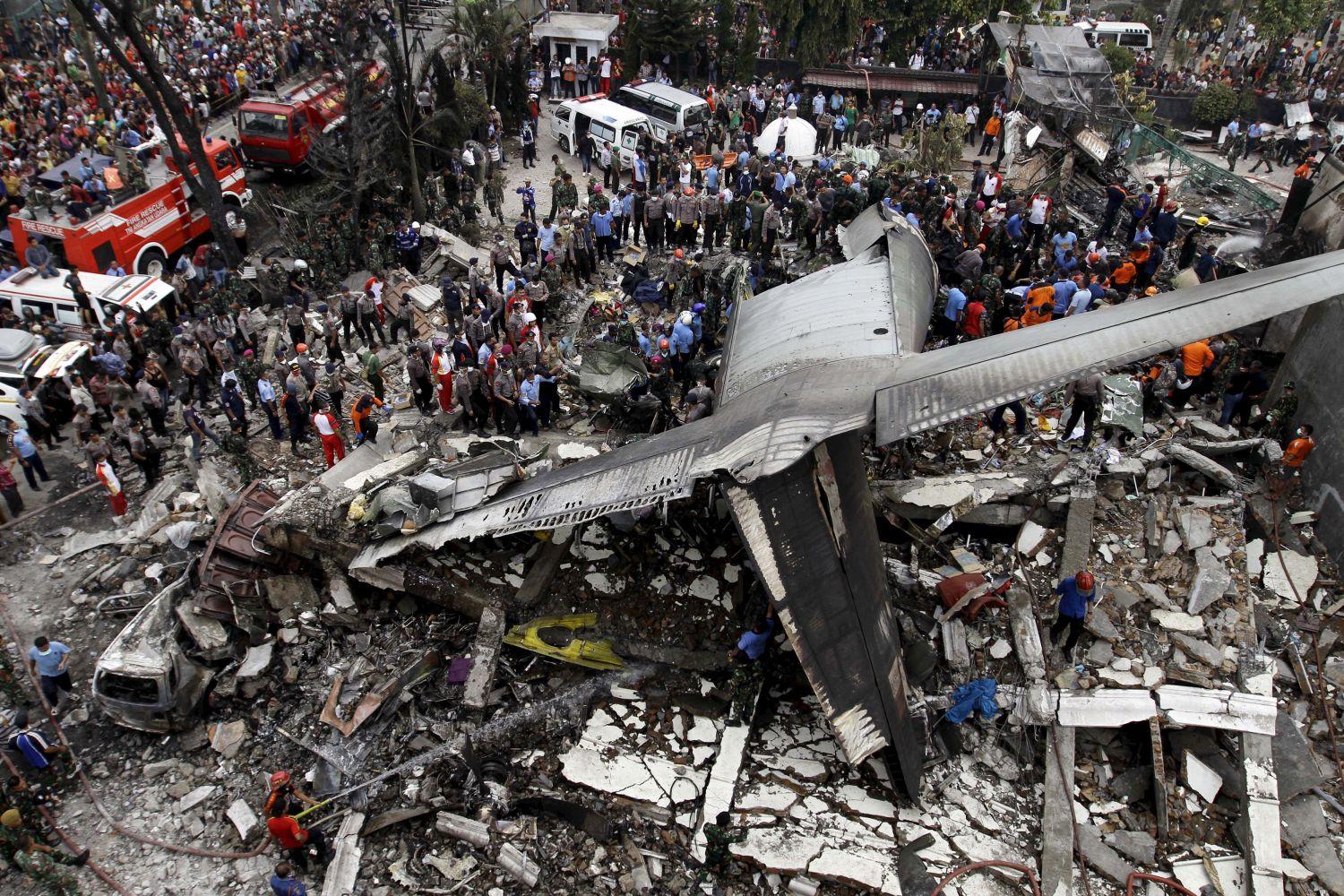 Mentőalakulatok fésülik át a megsemmisült lakóház és a C-130 Hercules roncsait
