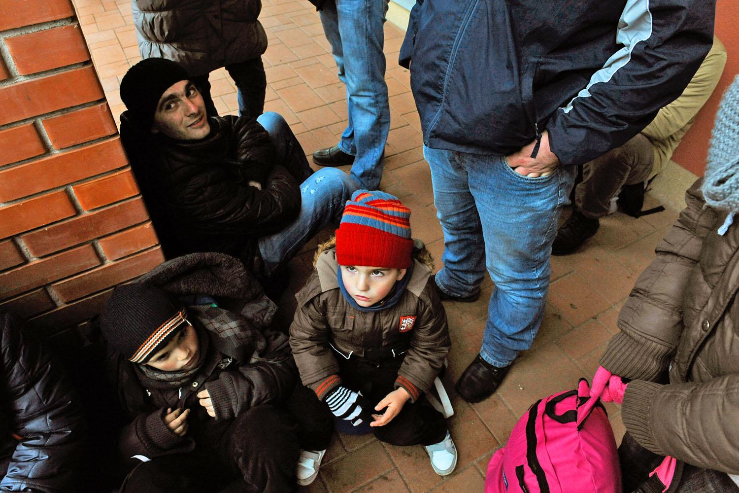Leendő közmunkások februárban a Keleti péályaudvaron