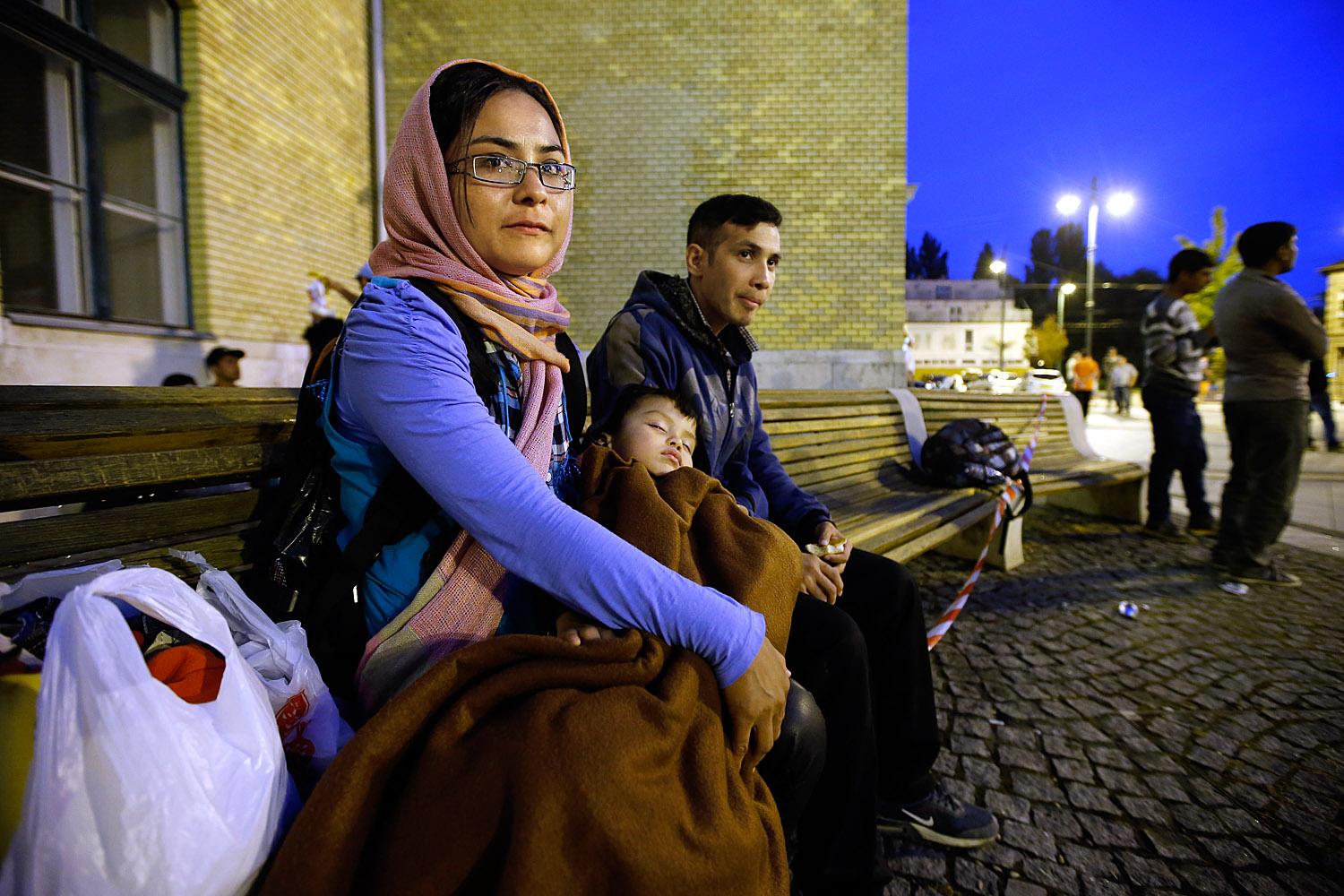Szeged hétfő éjjel. A menekülteket még az utolsó vonat indulása után is a vasútállomásra viszik