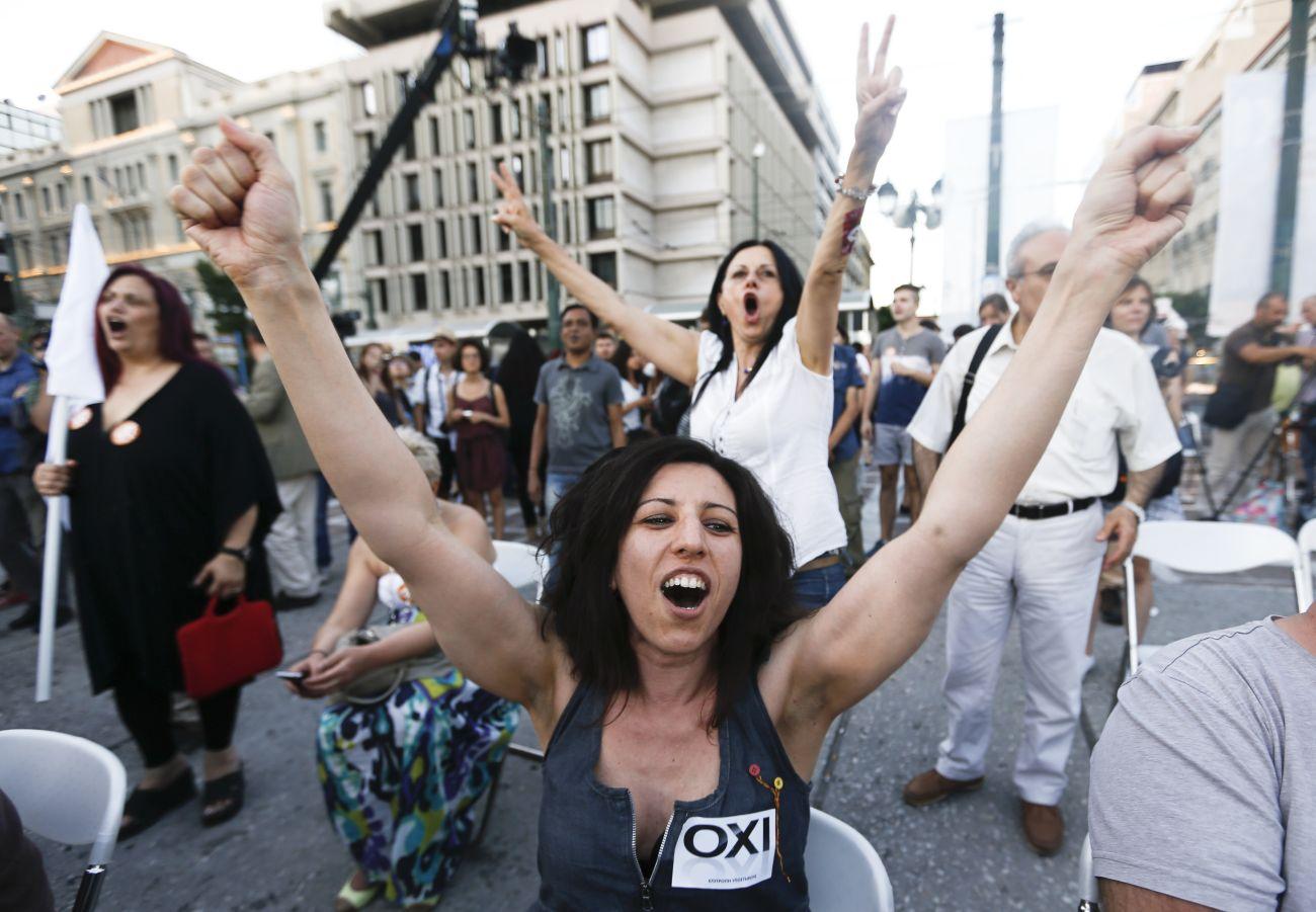 Nem-párti tüntetők öröme a görög fővárosban. A megszorításokat elutasították, de hogy mit is nyertek, még nem egészen világos