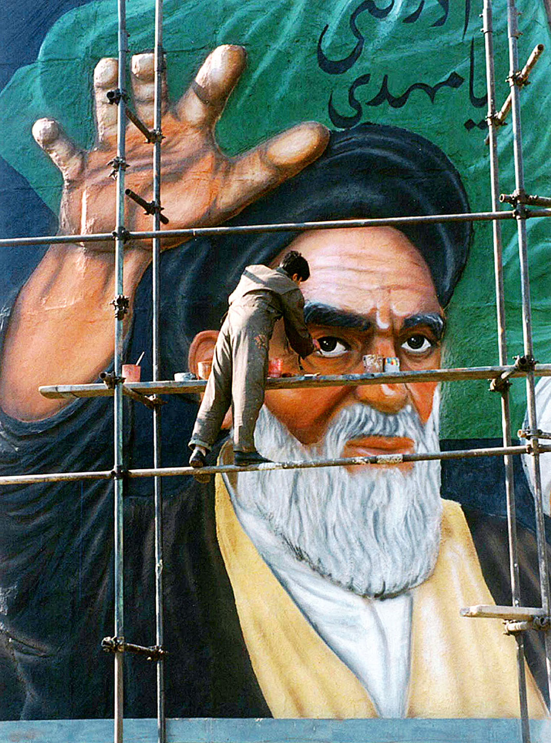 Örök őrző. Khomeini ajatollahot ábrázoló falfestmény készül Teherán központjában 