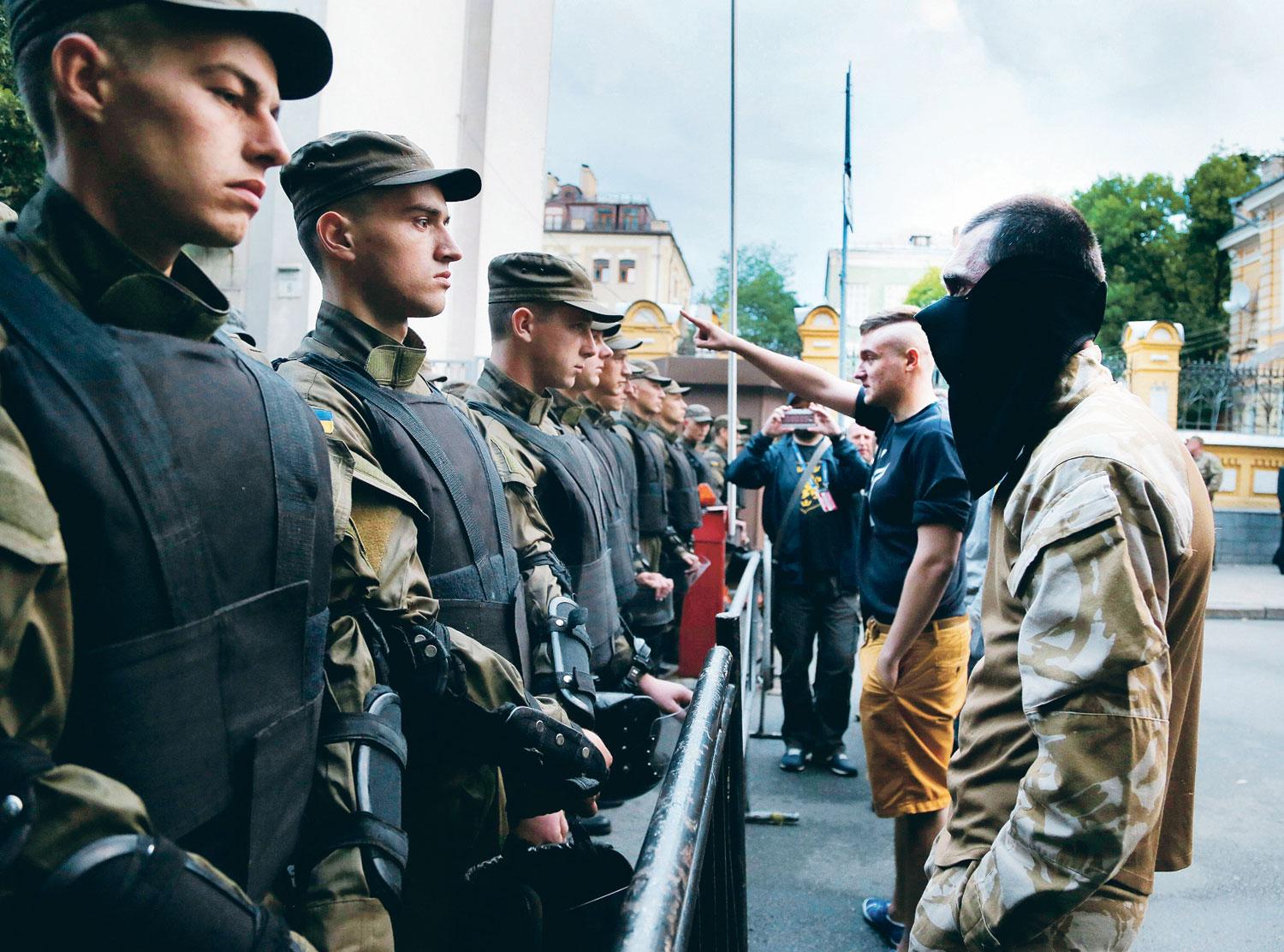 A Jobboldali Szektor tagjai Kijevben tüntetnek