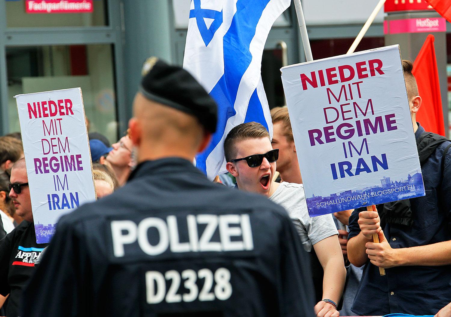 Izrael-párti tüntetők „Le az iráni rezsimmel” táblákkal Berlinben