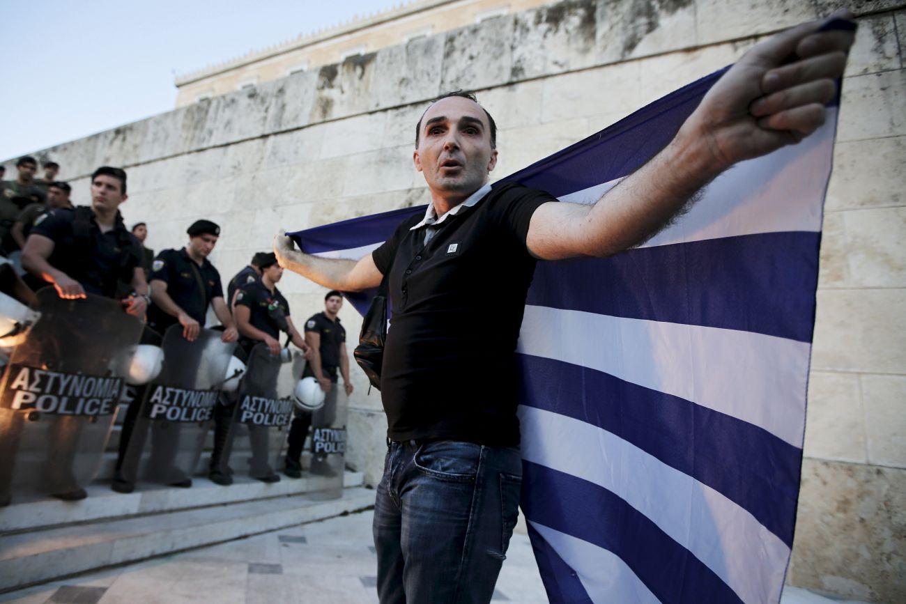 Megszorítás-ellenes tüntető rendőrsorfal előtt Athénban
