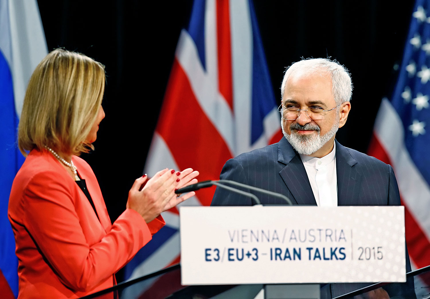 Taps egy történelmi jelentőségű megállapodásnak. Federica Mogherini, az EU kül- és biztonságpolitikai főképviselője köszönti Bécsben Dzsavad Zarif iráni külügyminisztert