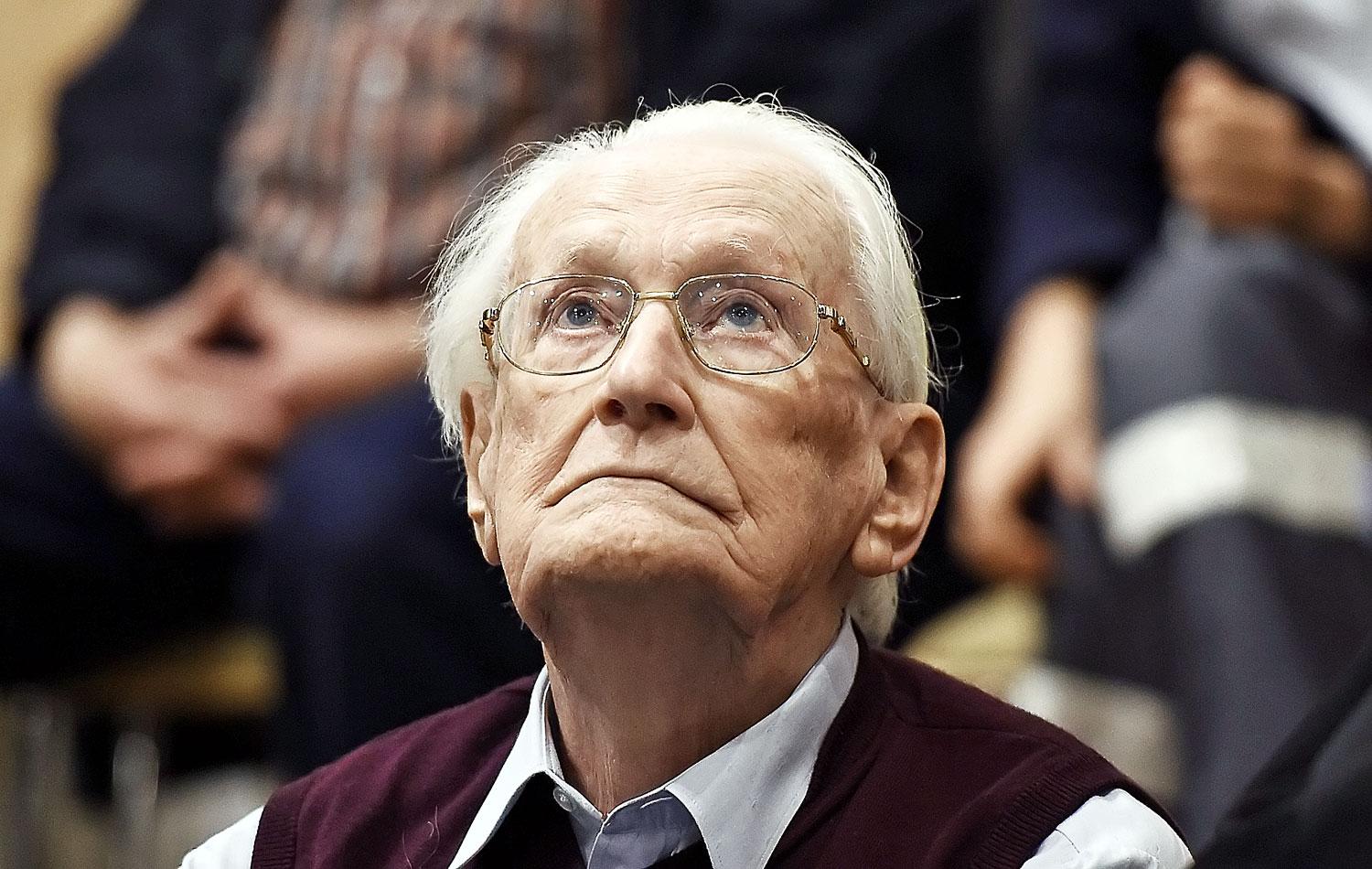Oskar Gröning az ítéletet hallgatja a lüneburgi bíróságon