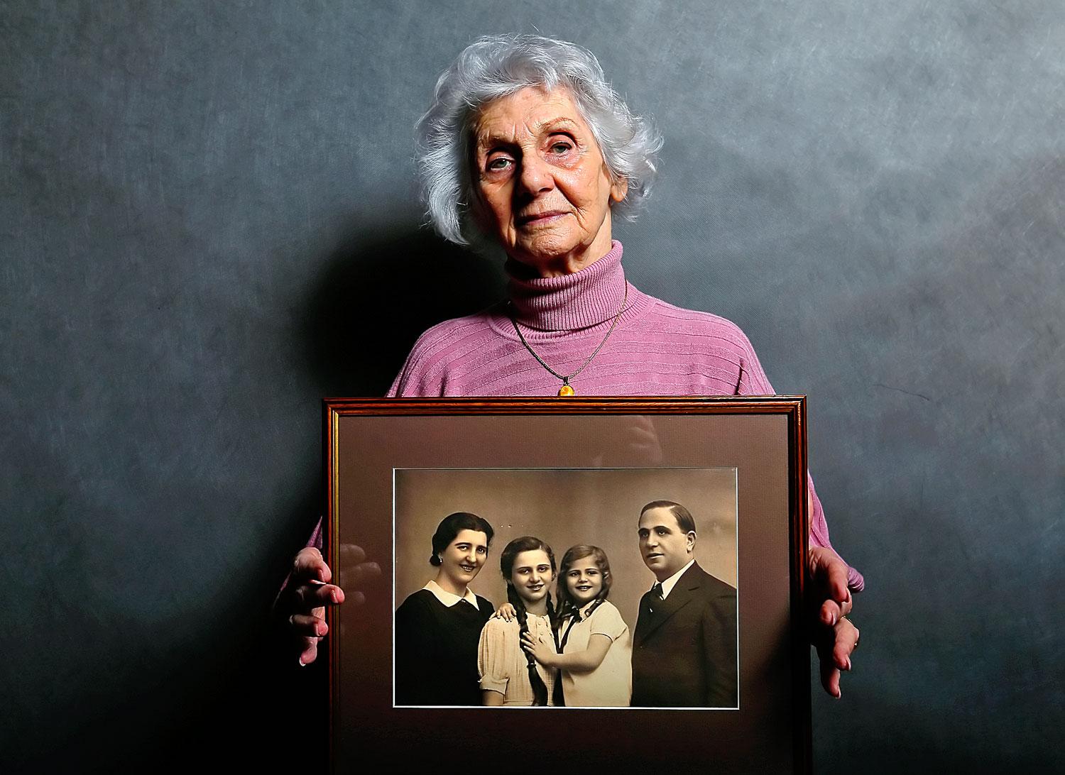 Pusztai-Fahidi Éva Auschwitzban elpusztított családja fotójával