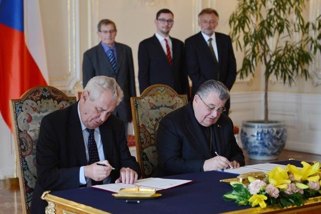 Zeman és Duka aláírta a memorandumot