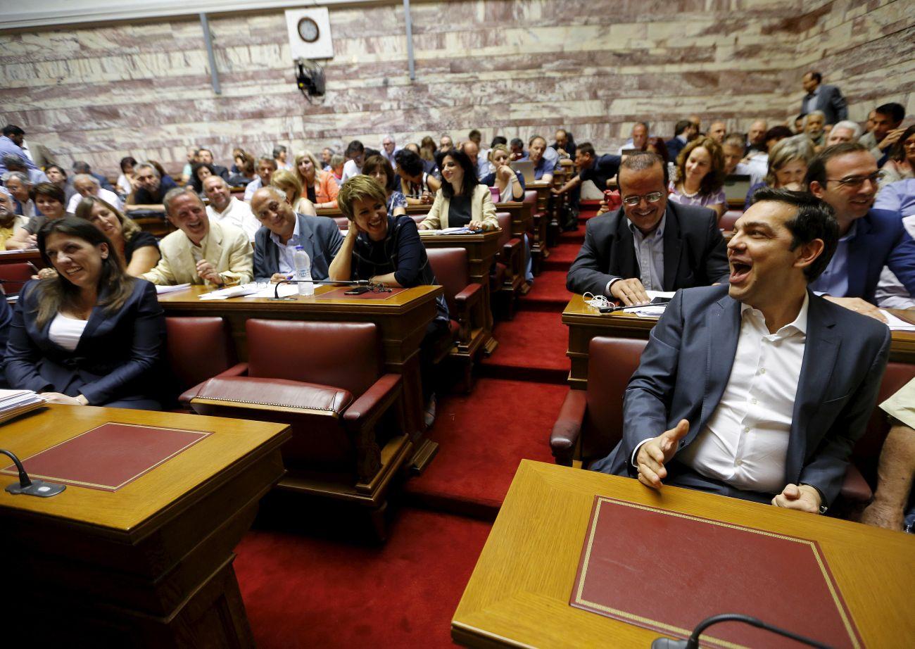 A görög kormányfő (jobbra) és Zoé Konsztantinopulu házelnök szerda éjjel az athéni parlamentben. Keserű nevetés