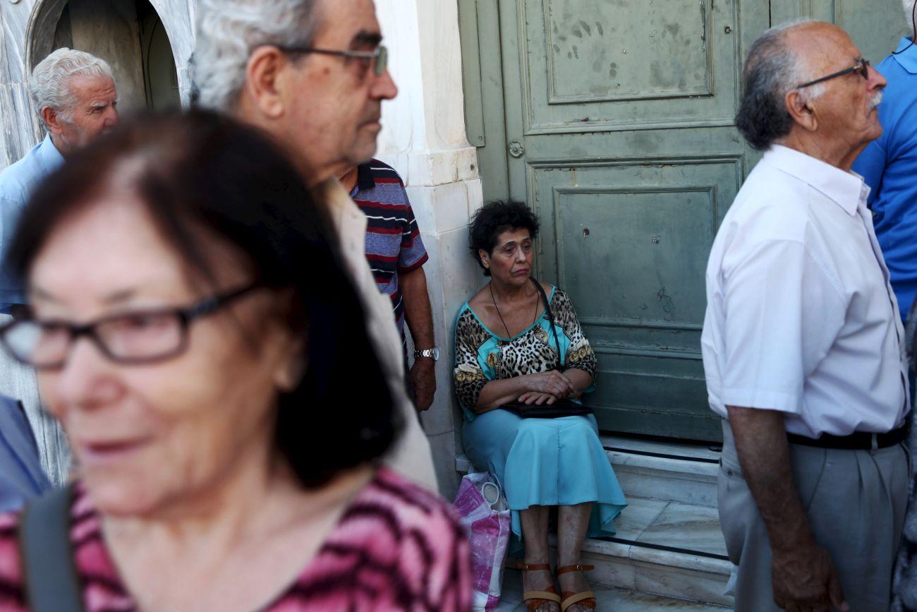 Nyugdíjuk egy részletére váró görögök csütörtökön Athénban. A bankok több mint két hete zárva vannak