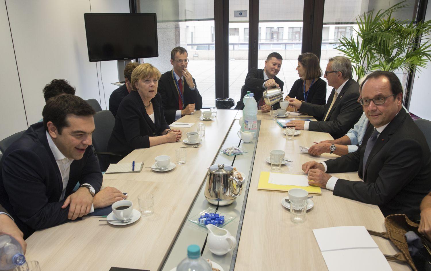 Kávészünet Brüsszelben: Alexisz Ciprasz görög kormányfő, Angela Merkel német kancellár,  Jean-Claude Juncker, az Európai Bizottság elnöke és Francois Hollande francia államfő a keddi rendkívüli csúcson