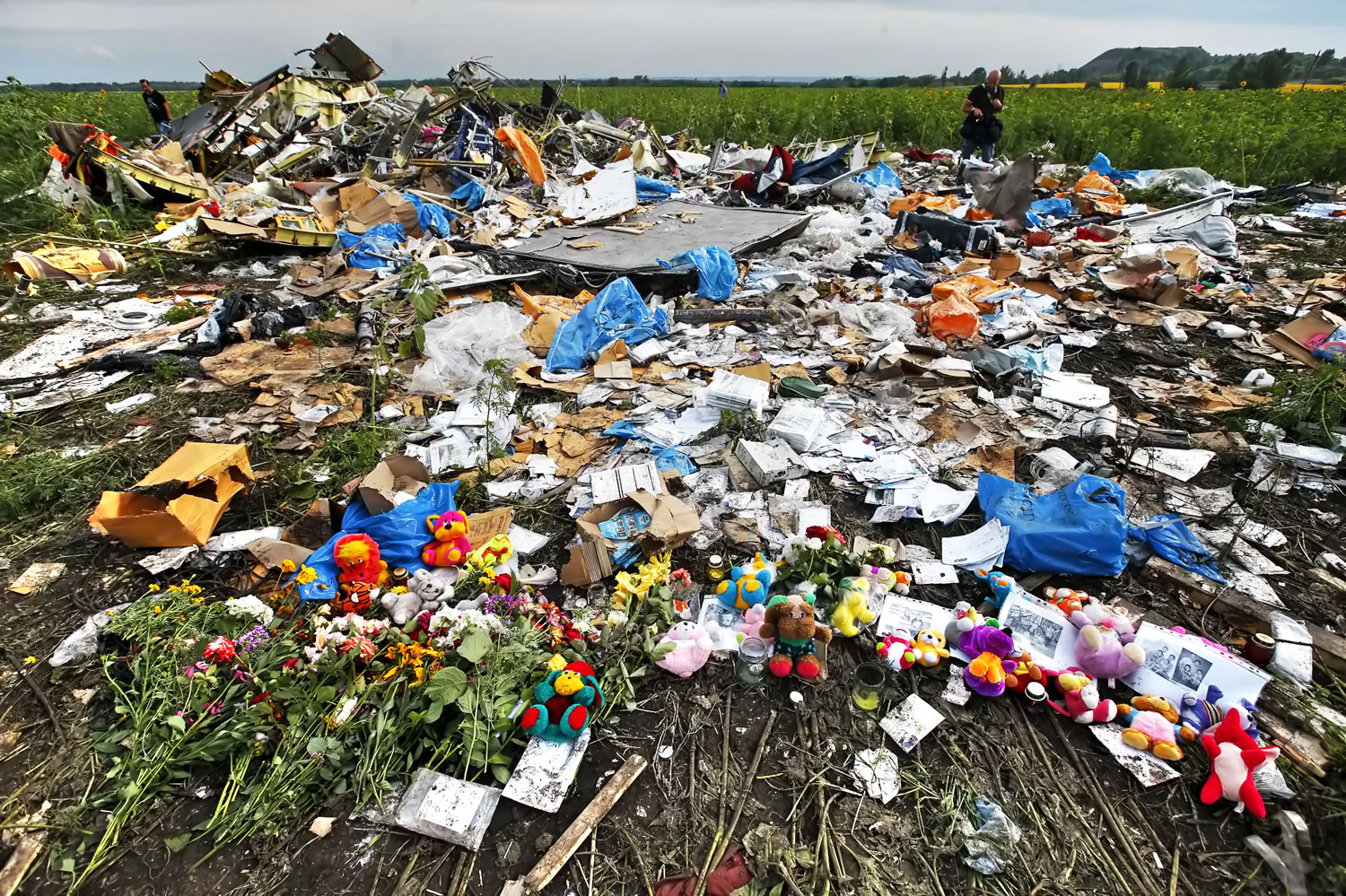 Virágok, emléktárgyak a katasztrófa helyszínén