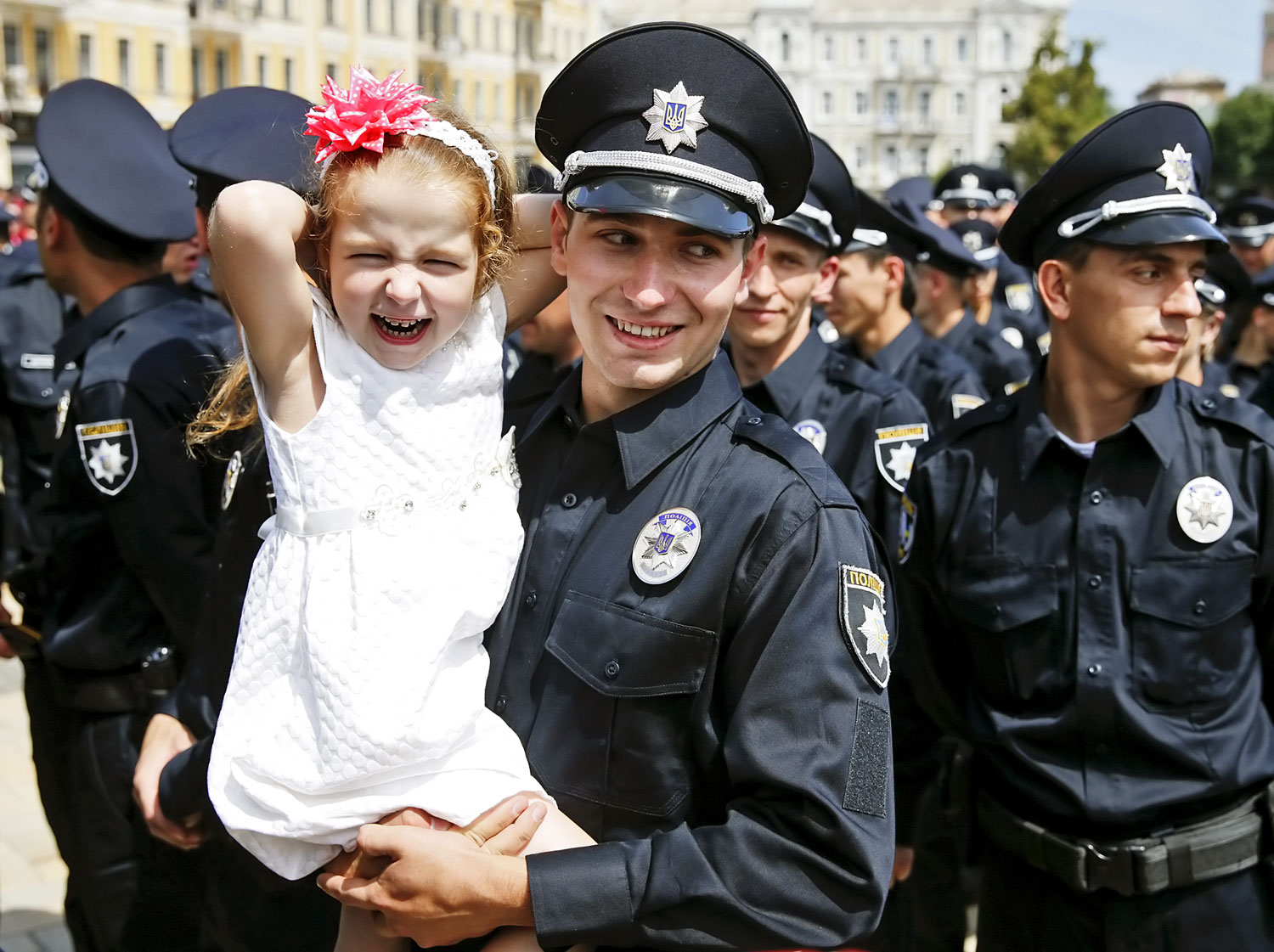 Az uniformis egy másik világot idéz. Ukrán rendőrök a kijevi eskün