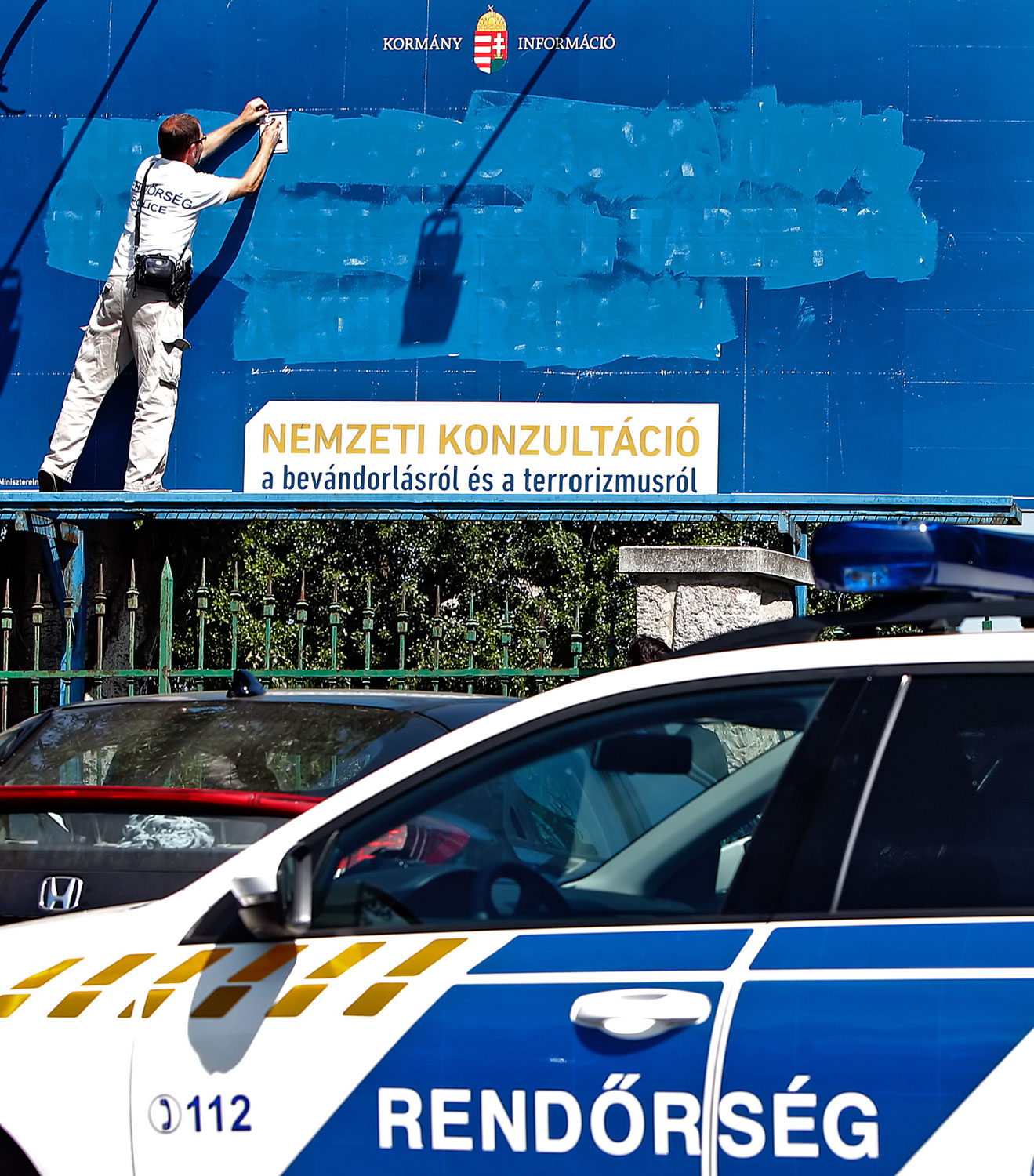 Rendőri helyszínelés az egyik megrongált plakátnál