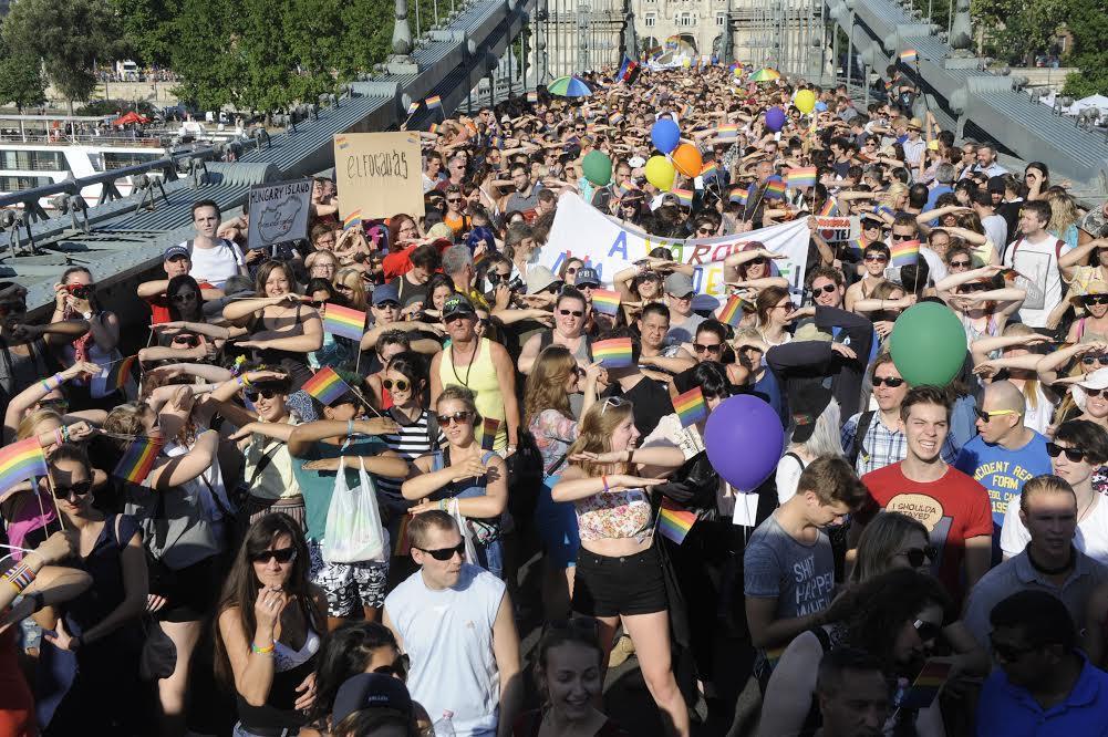 Tízezernél is többen álltak ki az LMBTQ emberek egyenjogúságáért a  Budapest Pride 2015-ön