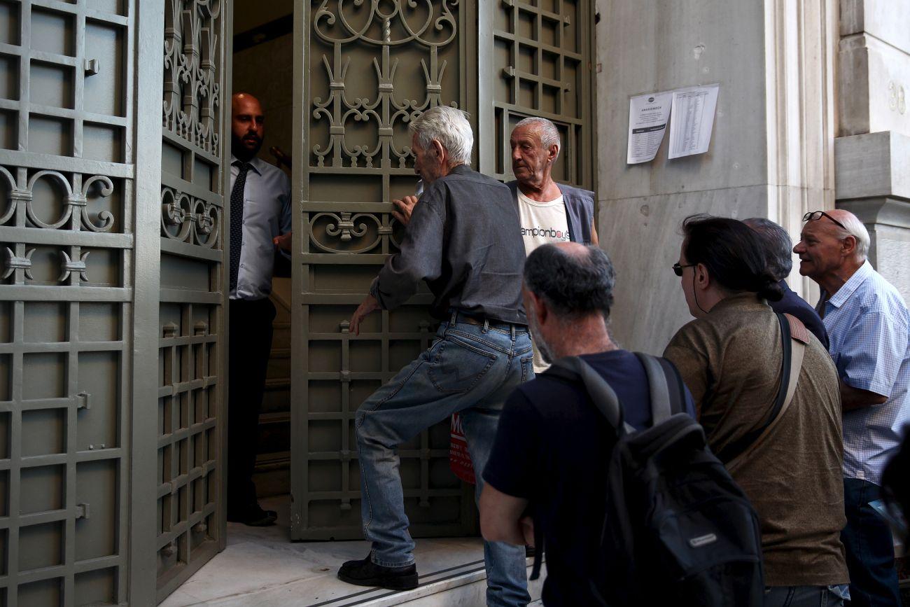 Nyitás Athénban. A parlament keményebb megszorításokat fogadott el, mint amilyenekre a népszavazáson a görögök nemet mondtak