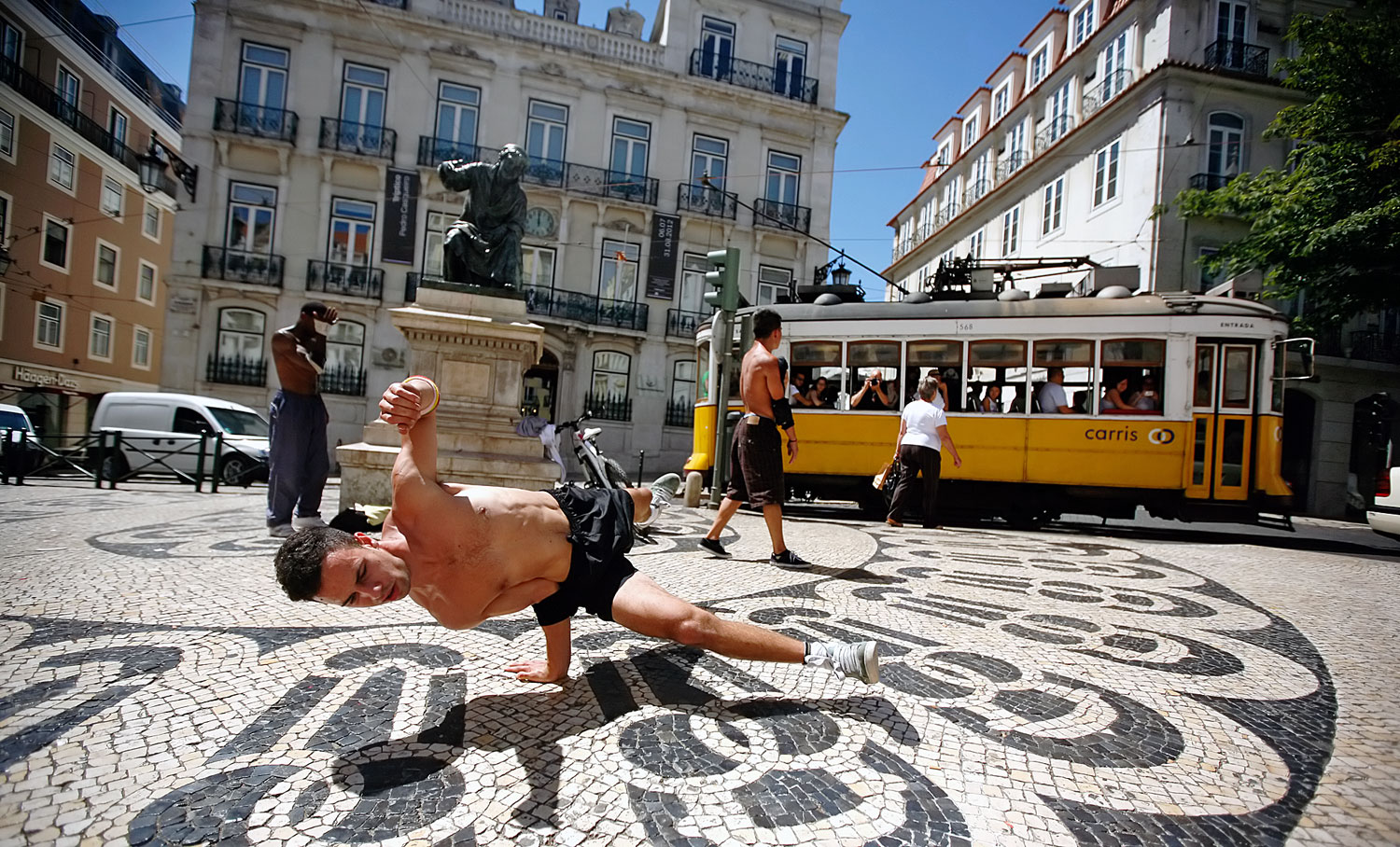 Utcai táncos Lisszabon belvárosában. Múlik a válsághangulat