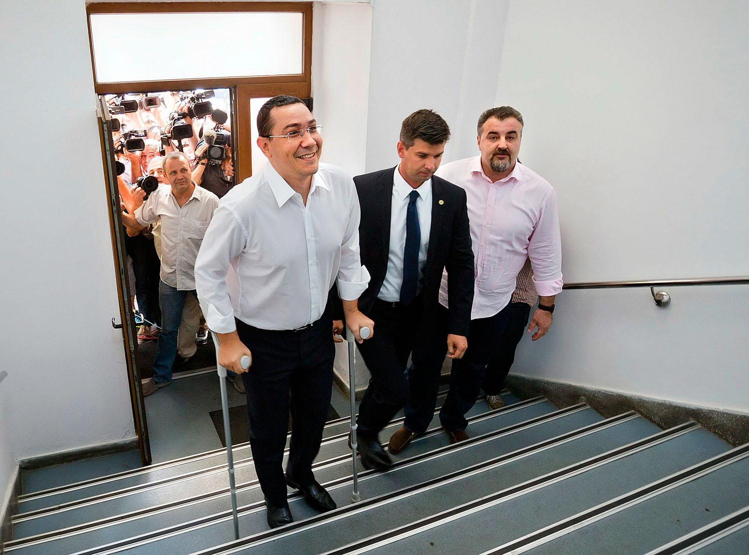 Az okirat-hamisítással és pénzmosással gyanúsított Victor Ponta megérkezik a Nemzeti Korrupcióellenes Igazgatóságra 