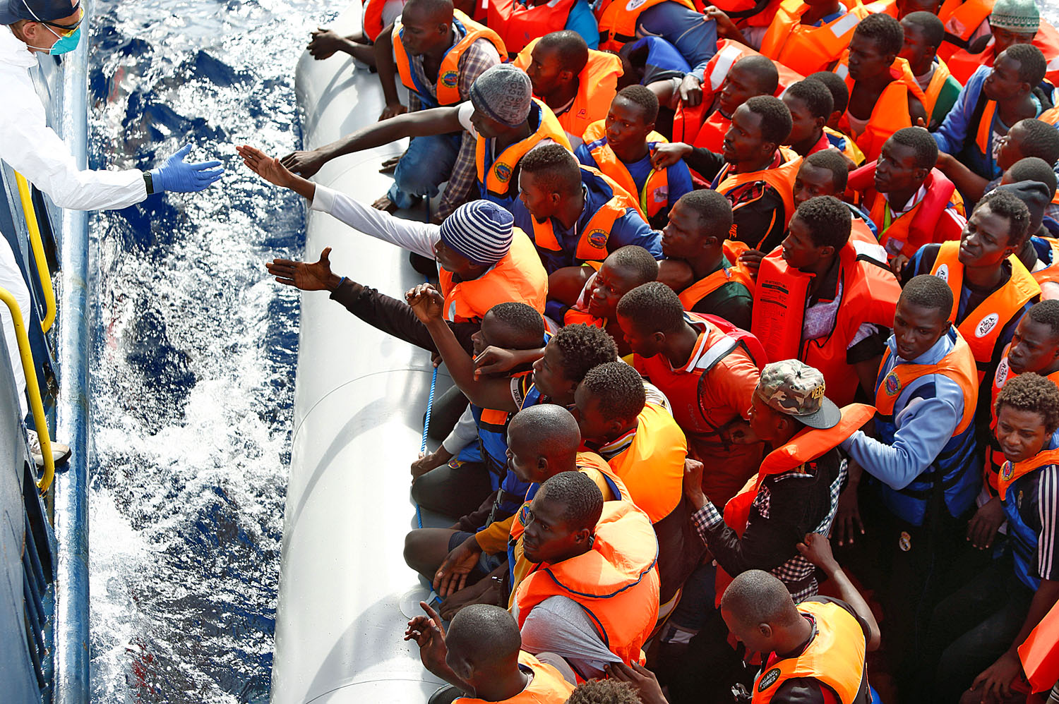 Segítő kezekre várva. Afrikai menekültek a líbiai partok közelében