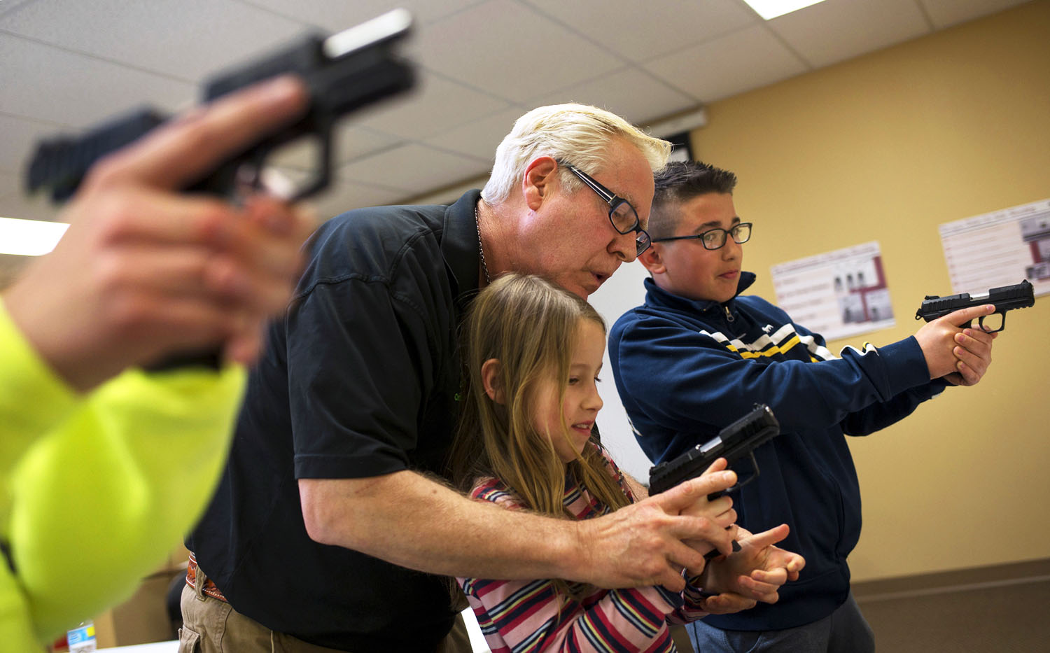 Fegyverbiztonsági foglalkozás gyermekeknek Illinois állam egyik lőterén