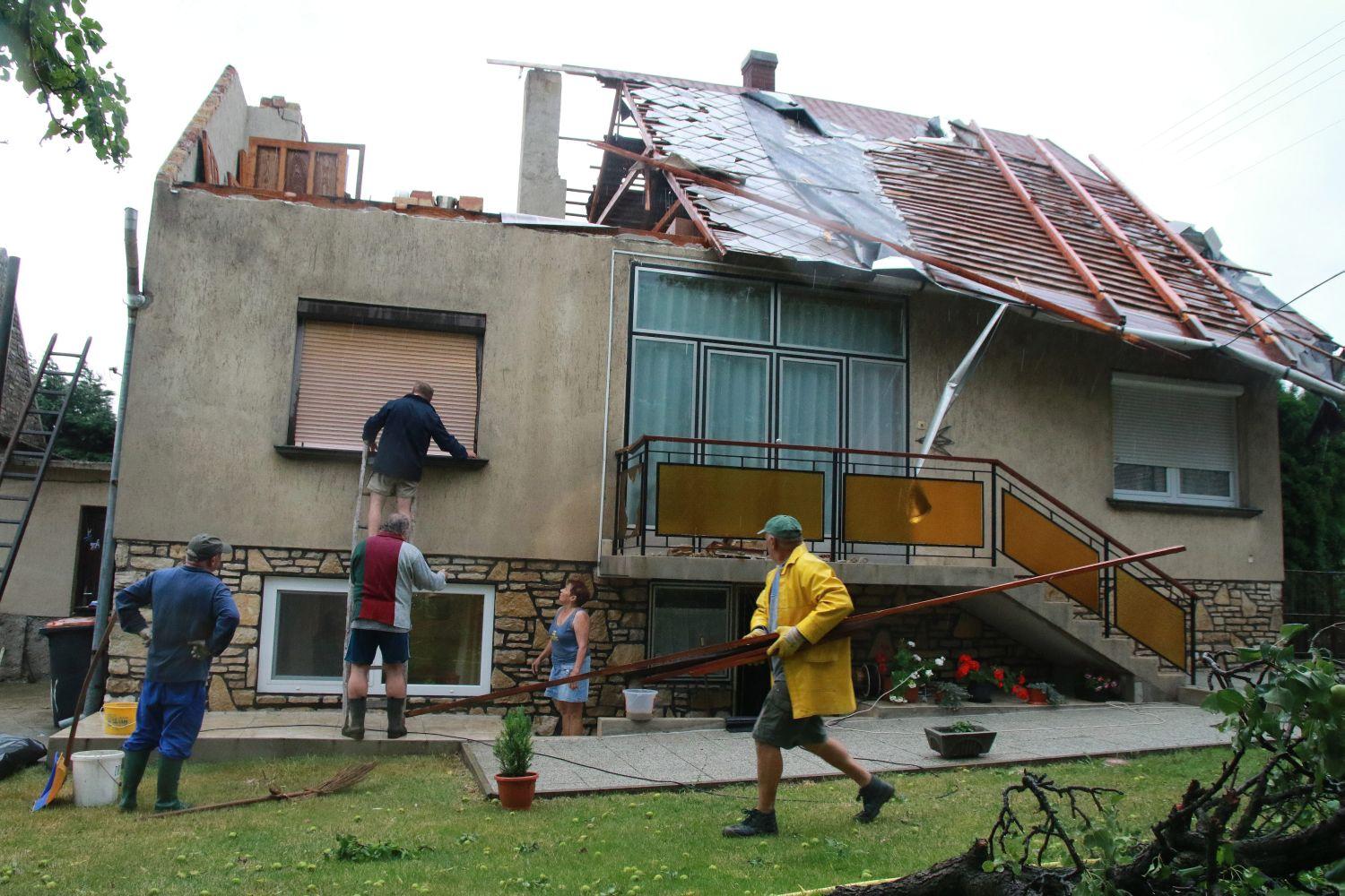 Hárskúton, a fő utcában egy családi ház tetejét tépte le a vihar